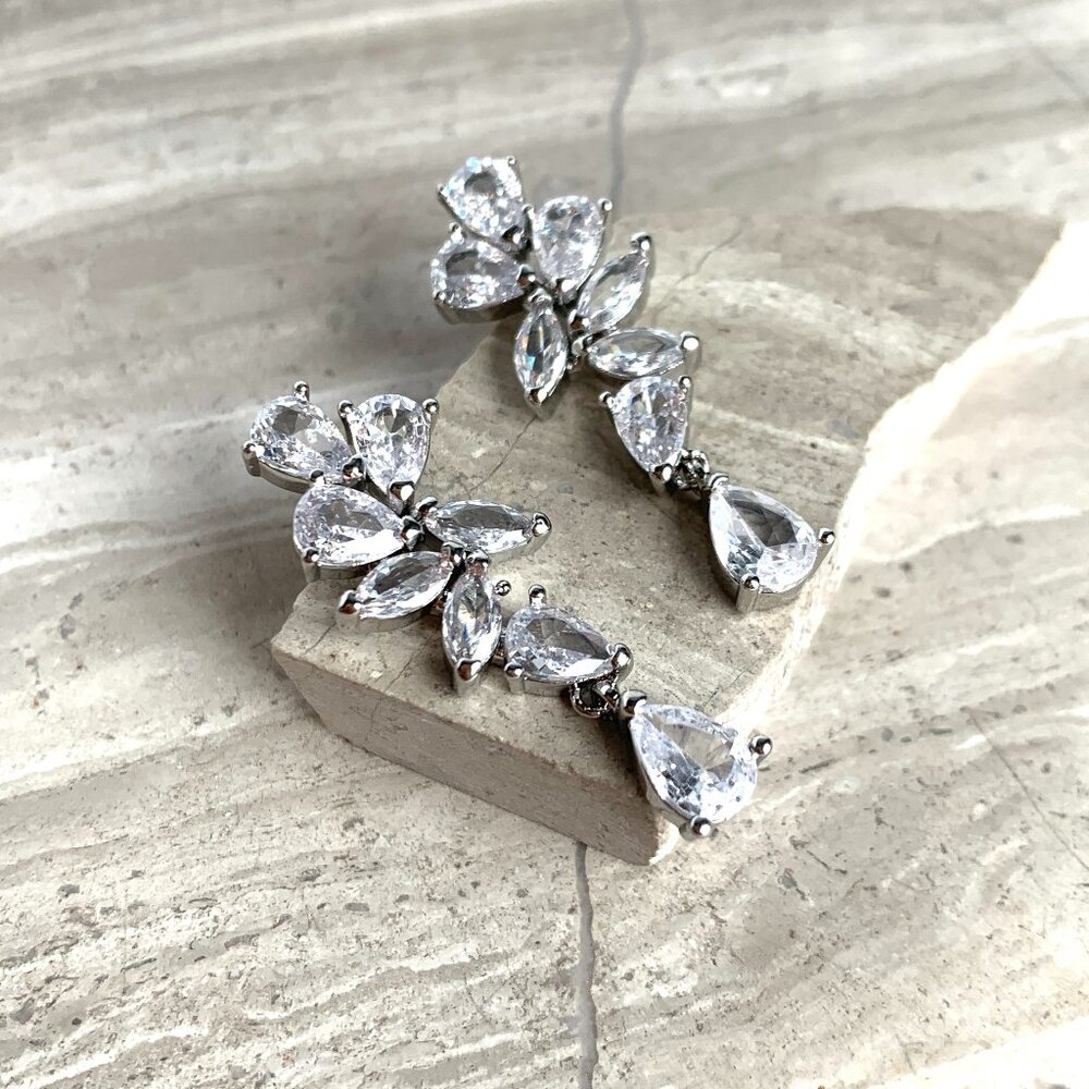 NEW~ Anthropologie APPLES & FIGS Fantasy Crystal-Cut Cluster Leaf Earrings - Picture 2 of 7